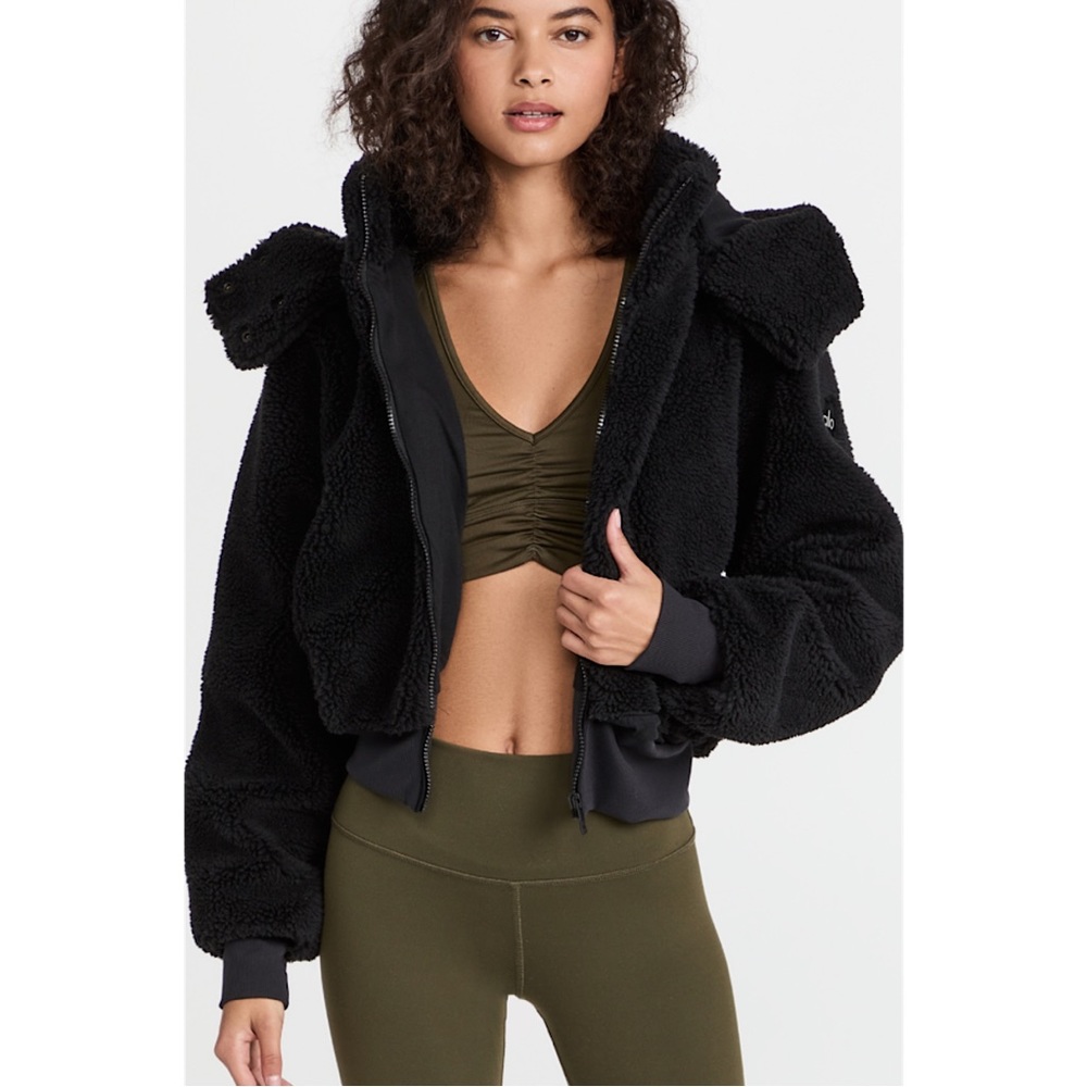 ALO YOGA—Foxy Sherpa in Black // Size US Women’s Small
